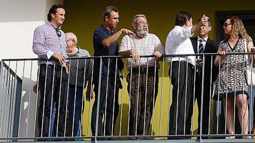 Cándido Méndez, tercero por la izquierda, junto a la directora de Vivienda y otros invitados en una terraza de L&#039;Alquería.