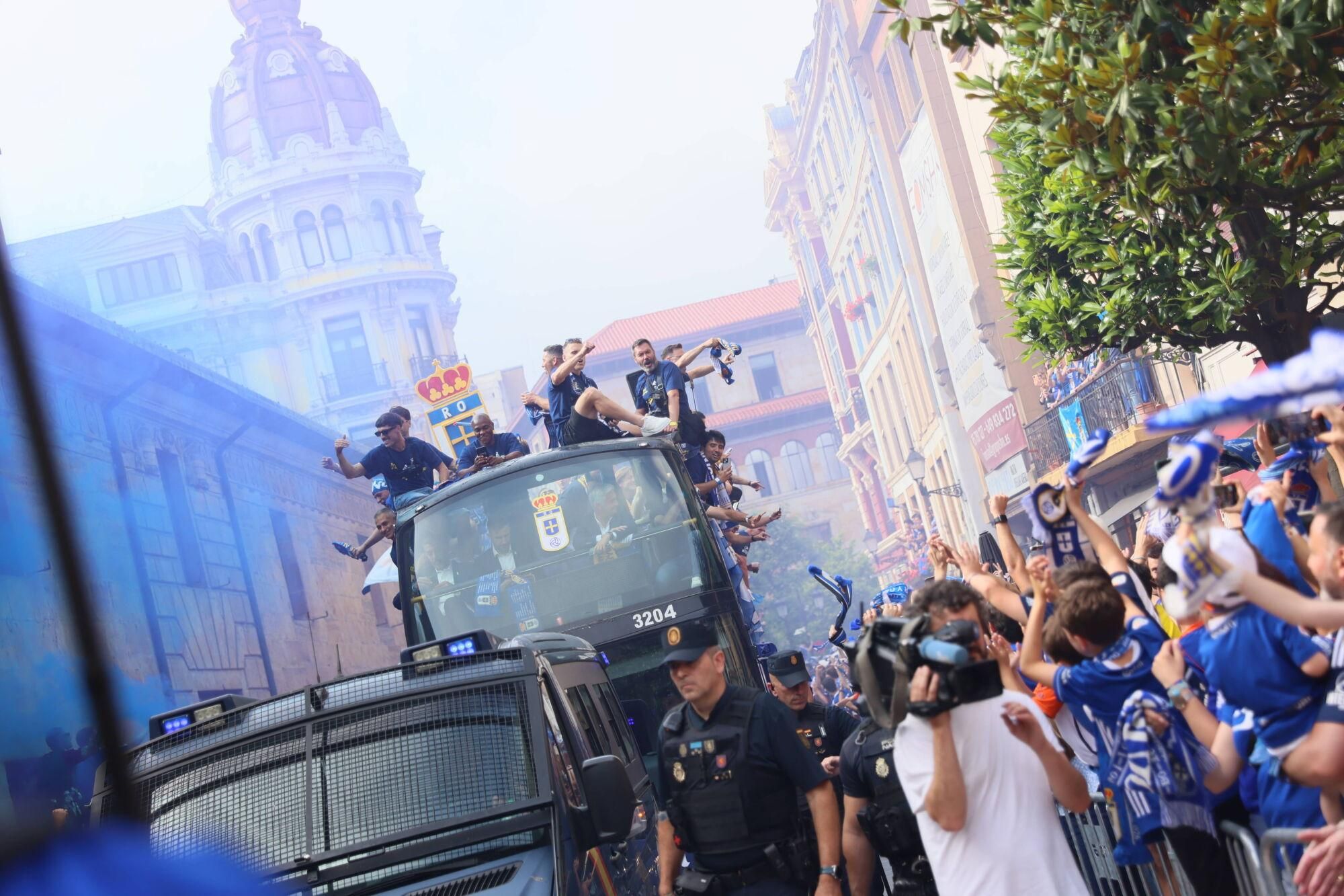 Locura azul en las calles de Oviedo para celebrar el ascenso del equipo a Primera División