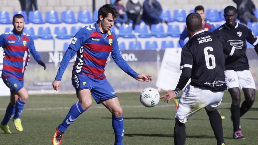 Manel pugna amb un jugador de l&#039;Ebre en el duel de diumenge, en què va fer dos gols