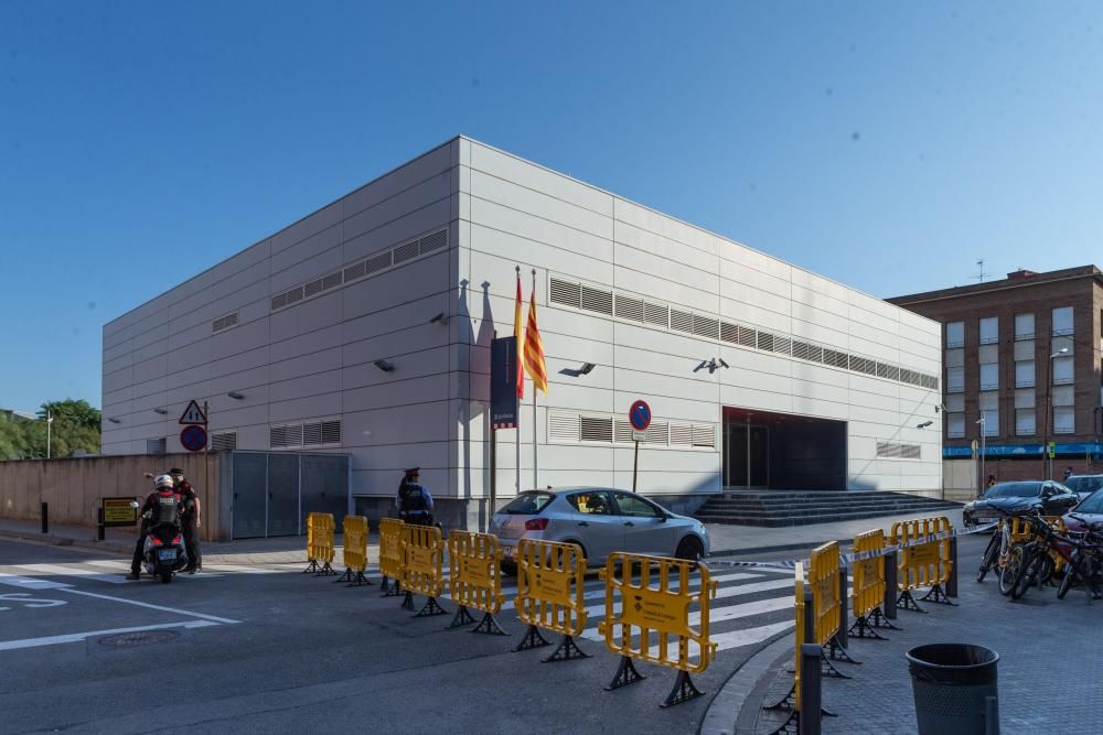 Abatut un home que ha intentat assaltar una comissaria de Cornellà al crit d'«Al·là és gran»