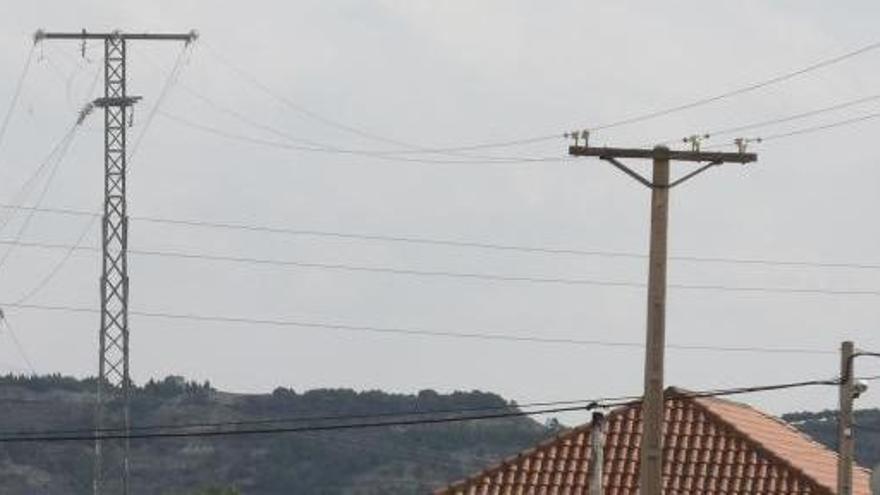 Tendido eléctrico que sobrevuela cerca de la casa de Luzdivina Delgado.