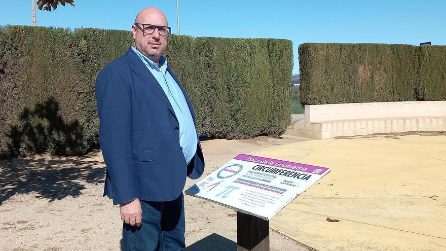 Ferran Roquer, a la plaça de la Geometria de Borrassà.