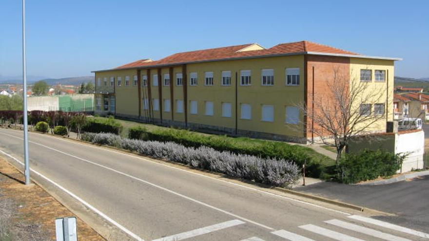 Edificio que albergará el servicio de comedor en Santibáñez.