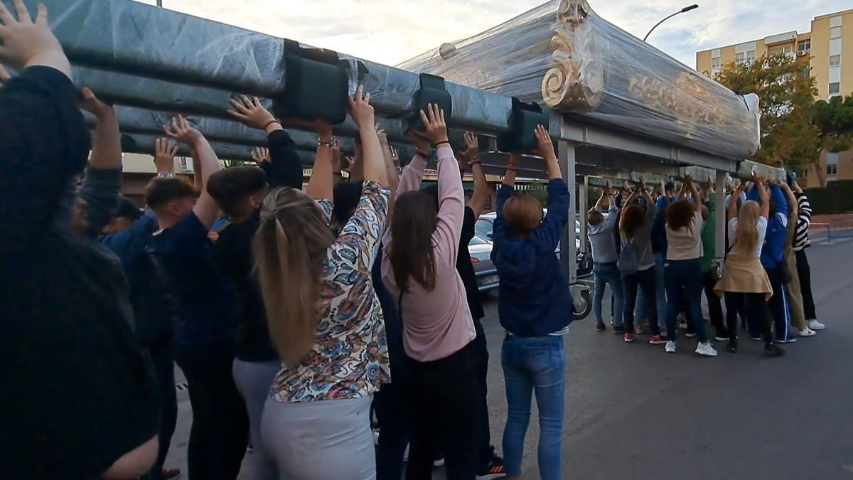 Los costaleros de la Santa Flagelación, durante un ensayo.