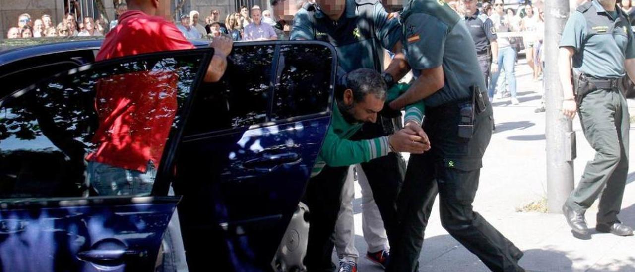 La Guardia Civil saca del coche a David Oubel Renedo el sábado al llegar al Juzgado.