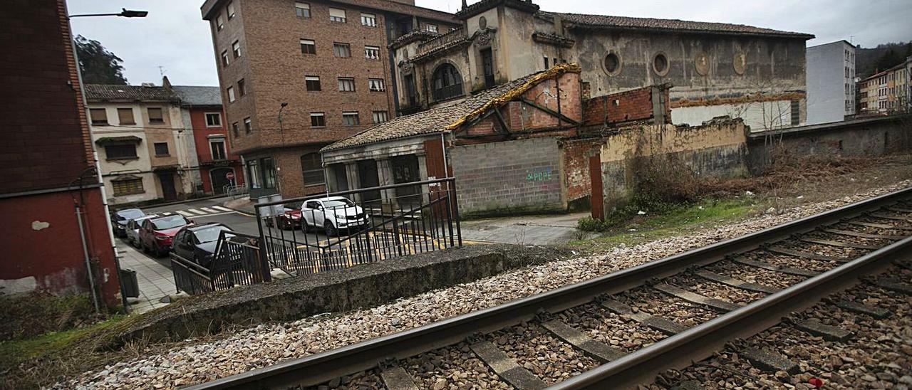 Las vías del tren junto a la parcela en la que se construirá el nuevo centro de salud de Sotrondio.