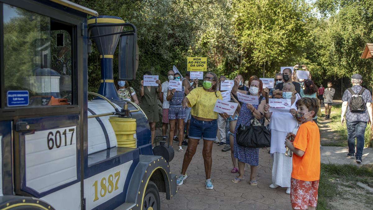 Amigos das Termas y vecinos y vecinas, defendiendo la apertura de las termas públicas. //FdV