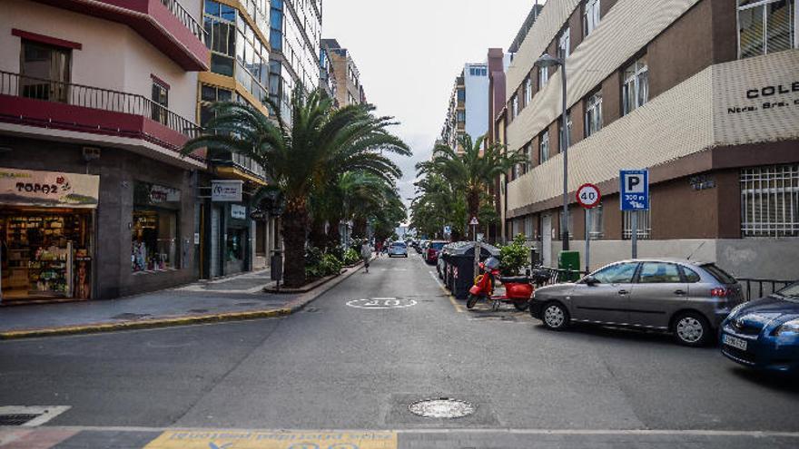 Vista de la calle Luis Morote, con la playa de Las Canteras al fondo.