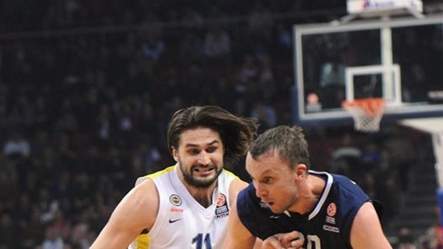 Dusko Savanovic, en un partido de este año con el Efes, ante Linas Kleiza.