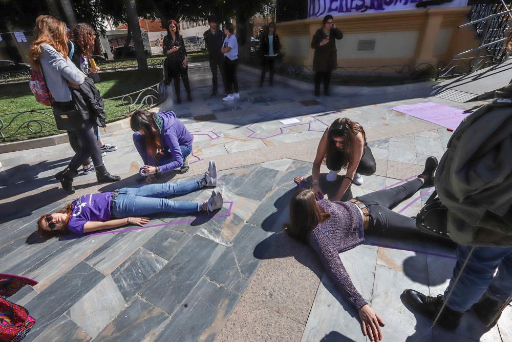 La reivindicación feminista del Día Internacional de la Mujer ha tenido como punto de reunión en Orihuela la Glorieta de Gabriel Miró