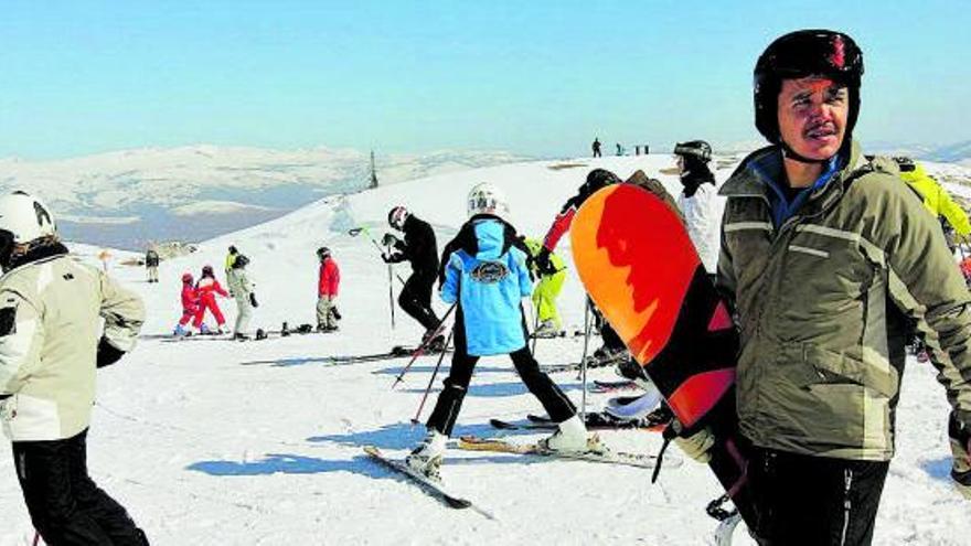 Esquiadors a les pistes alpines de la Cerdanya en una jornada de la temporada d’hivern | ARXIU/DDG