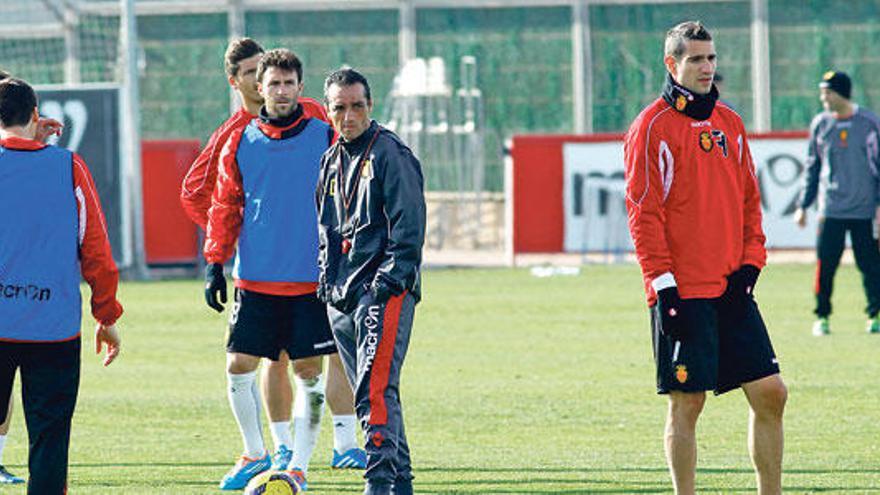 José Luis Oltra, entre Víctor y Geijo durante el entrenamiento de ayer en Son Bibiloni.