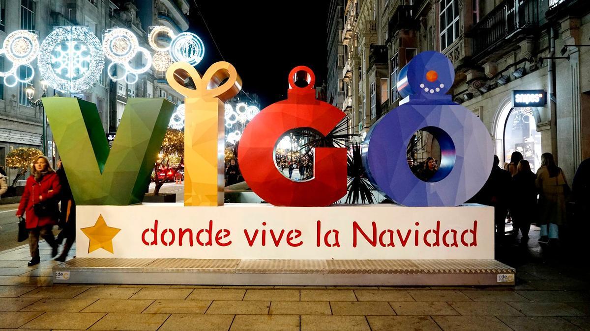En Urzáiz, junto a la bola gigante de luces led, se ubica el photocall con el logo de la Navidad en Vigo.