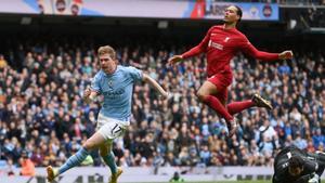 De Bruyne y Van Dijk, dos de las tantas estrellas que terminan contrato en 2025