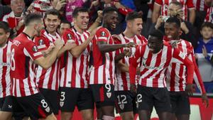 Los jugadores del Athletic celebran el primer gol de Adama Boiro con el equipo.