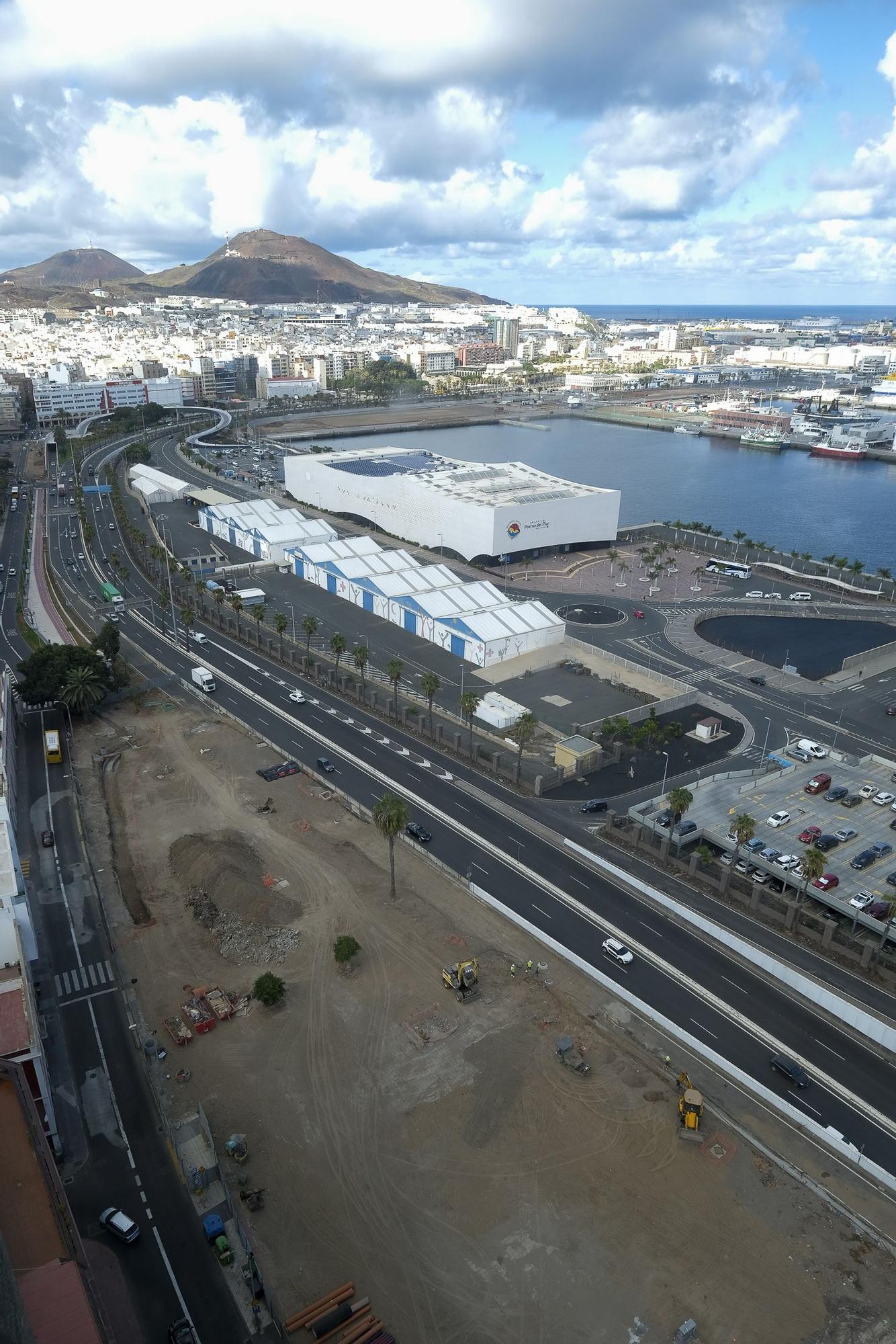 Obras de la Metroguagua en el lado norte de Santa Catalina y Eduardo Benot