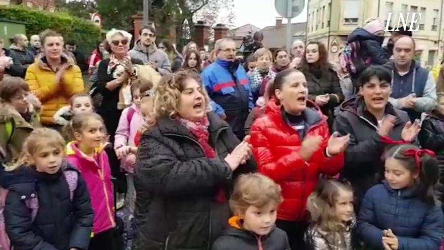 Protestas ante el colegio de Jove por las inundaciones