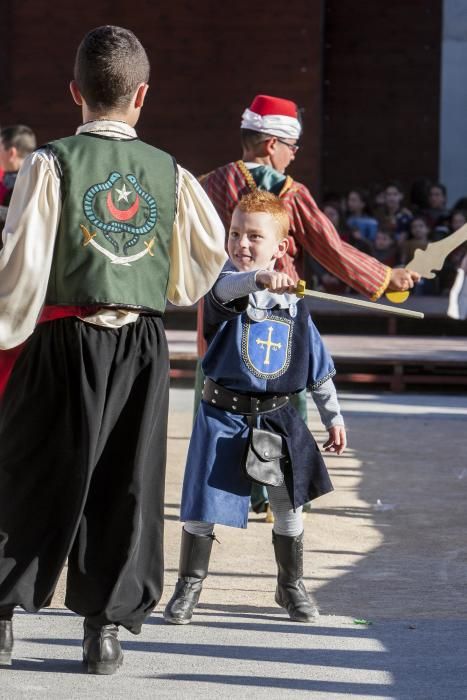 Un centenar de chavales, integrantes de las comparsas de San Vicente, celebran por segundo año la Embajada Infantil a las puertas del Castillo.