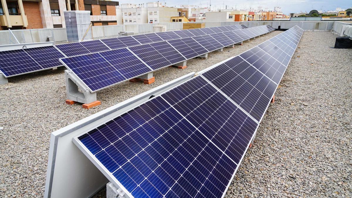 Paneles solares en un edificio de Benetússer.