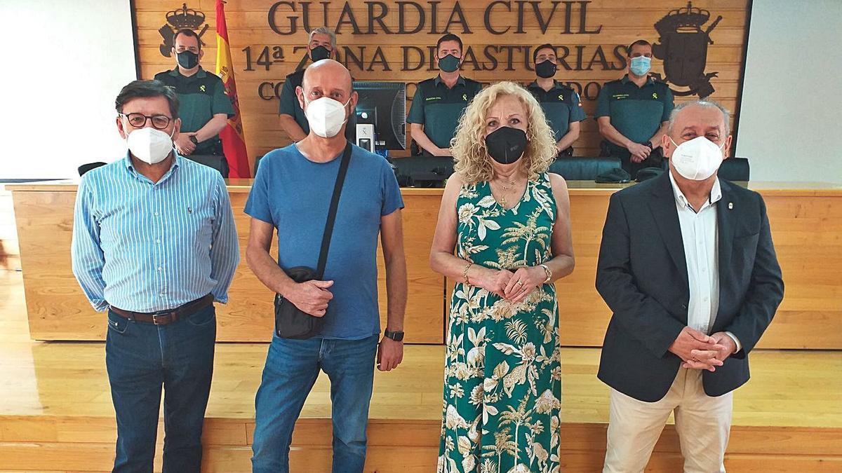 Los vecinos tratan los problemas de la zona rural con la Guardia Civil  |