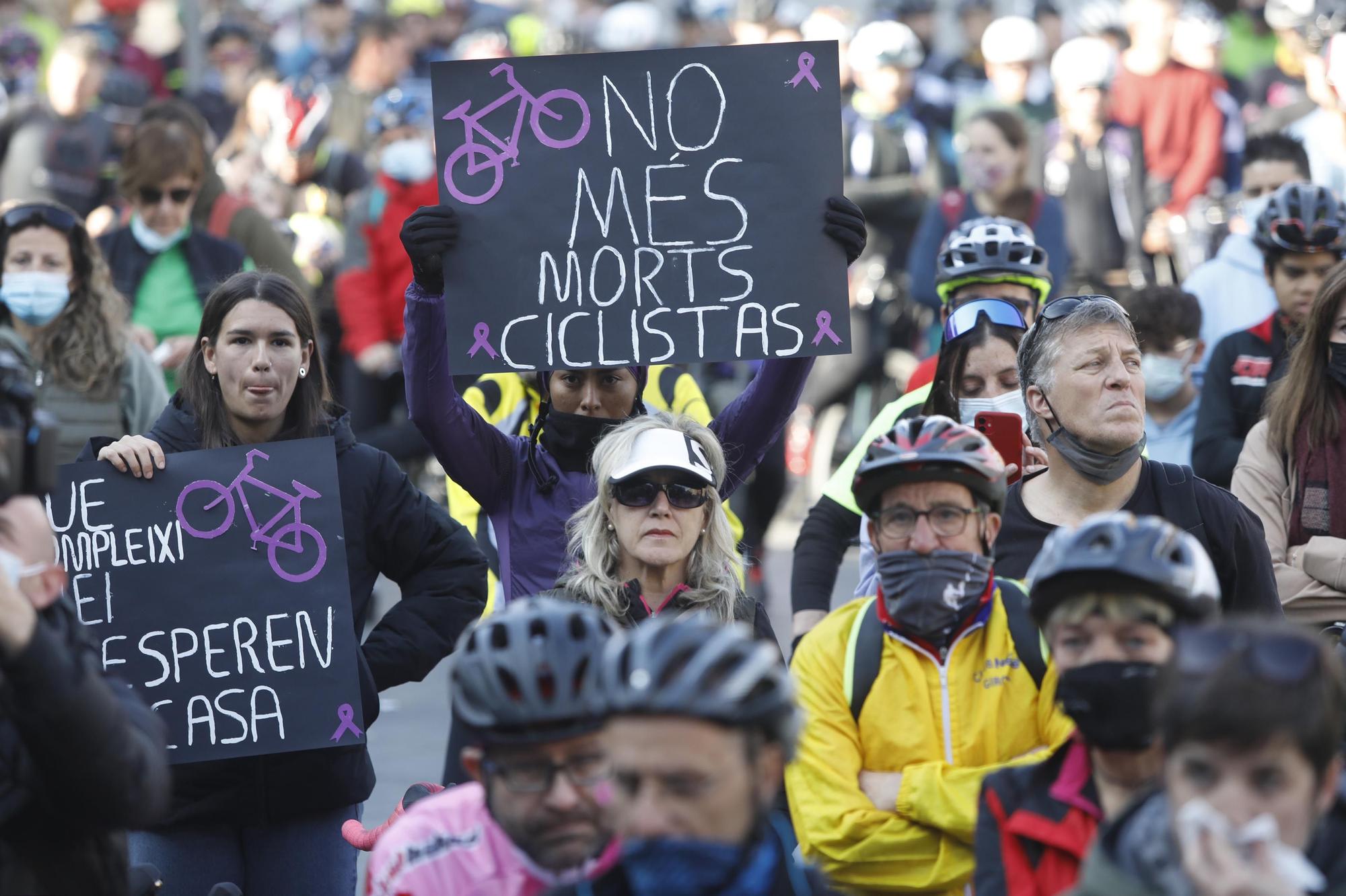 Un miler de persones diuen adeu a la ciclista de Girona atropellada mortalment per un conductor begut