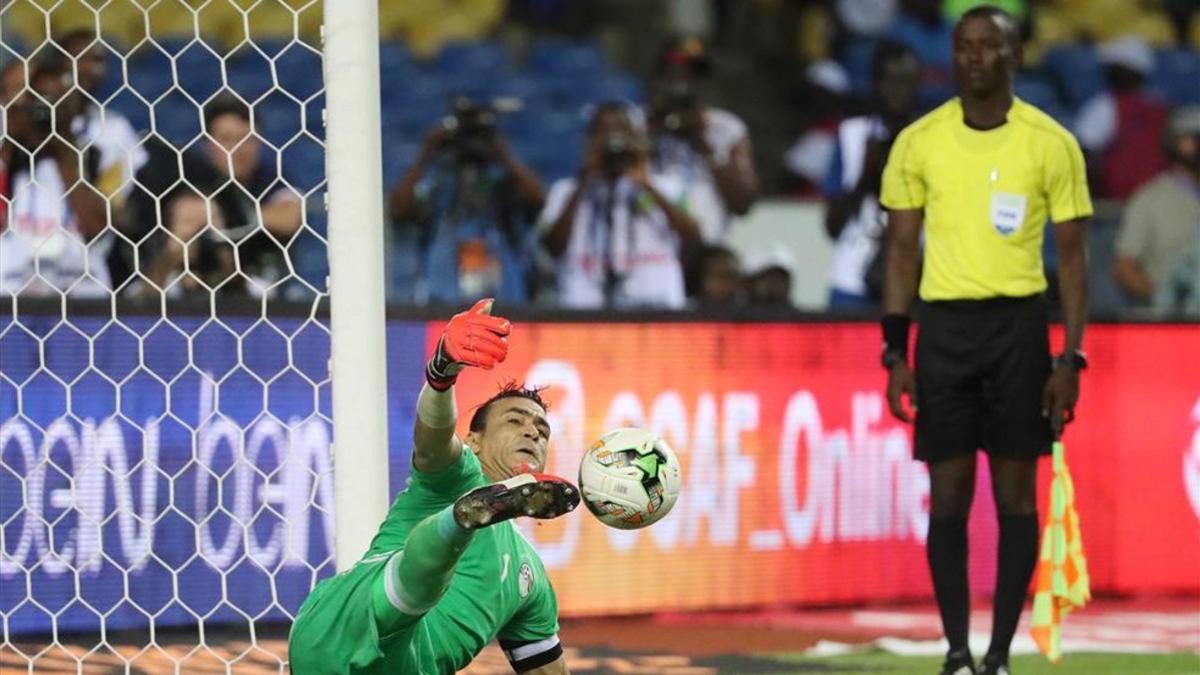 El Hadary parando el último lanzamiento de penalti