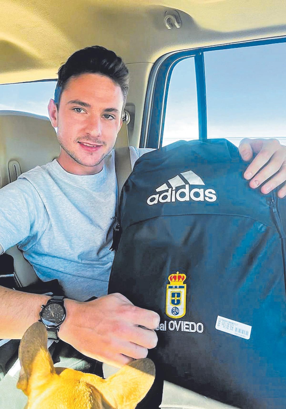 Borja Sánchez, ayer, con una mochila del Oviedo.