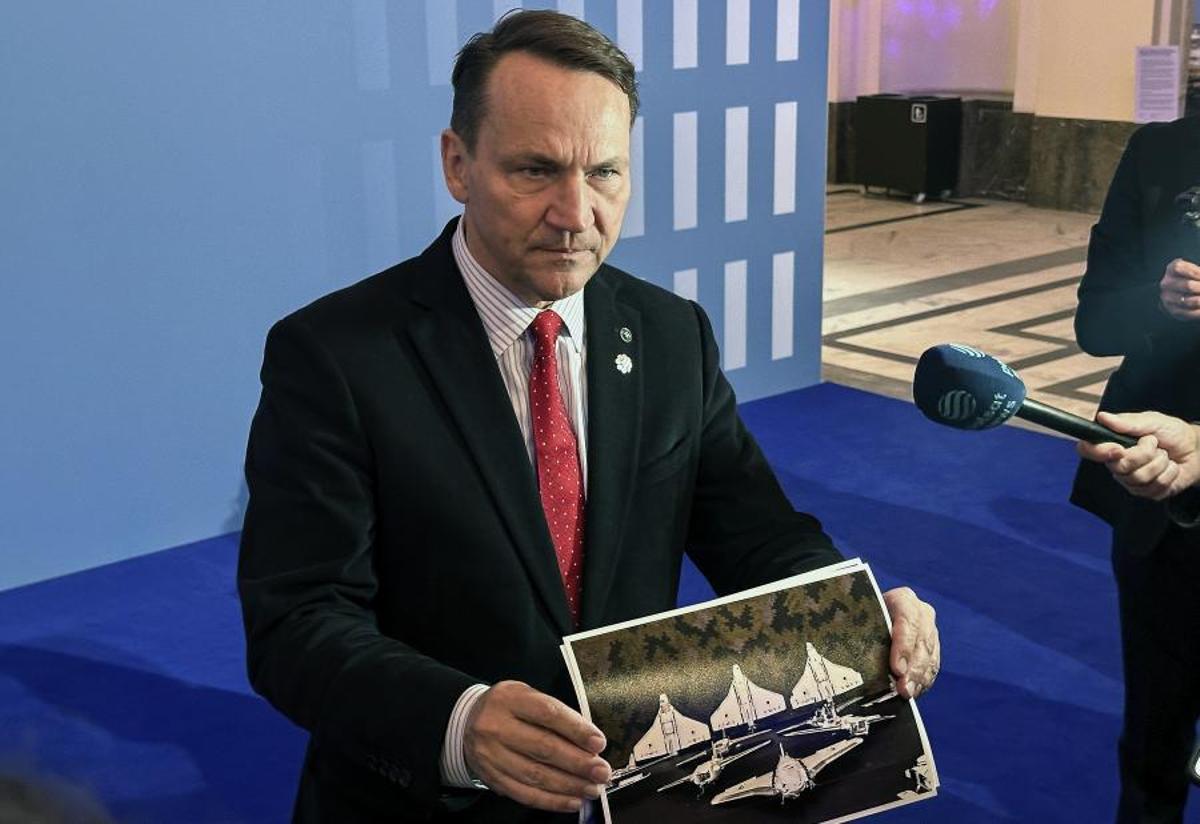 El ministro de Asuntos Exteriores de Polonia, Radoslaw Sikorski, muestra imágenes de drones rusos Geran en una reunión de ministros europeos.