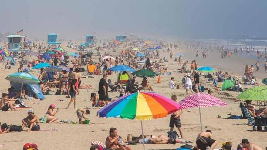 Las playas de California, abarrotadas pese al coronavirus