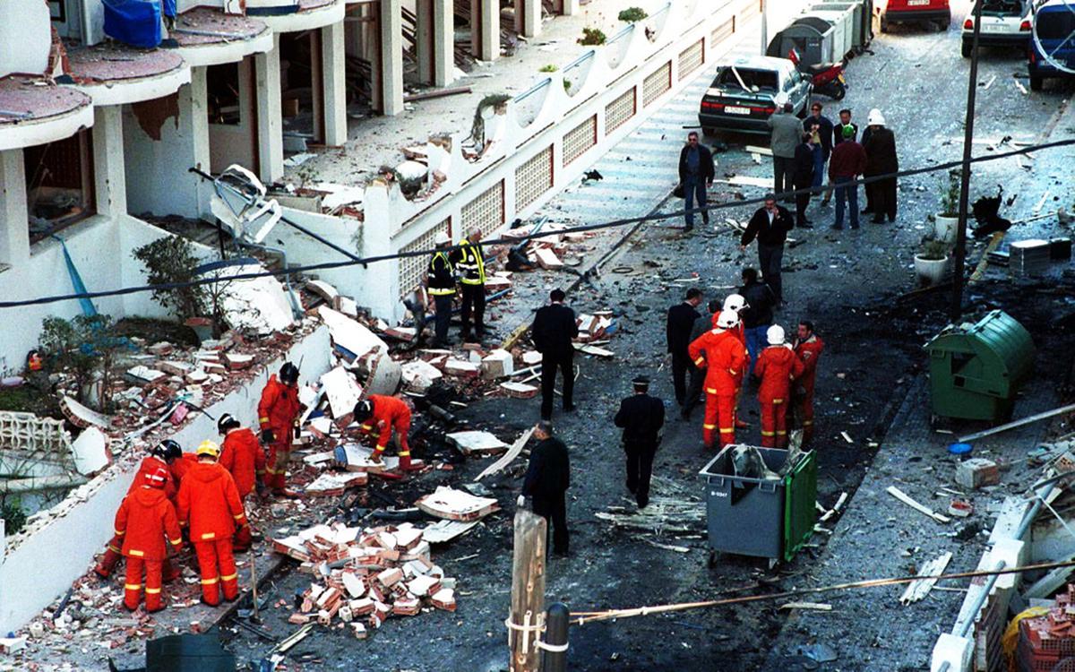 La explosión controlada provocó múltiples daños en el Grau de Gandia.