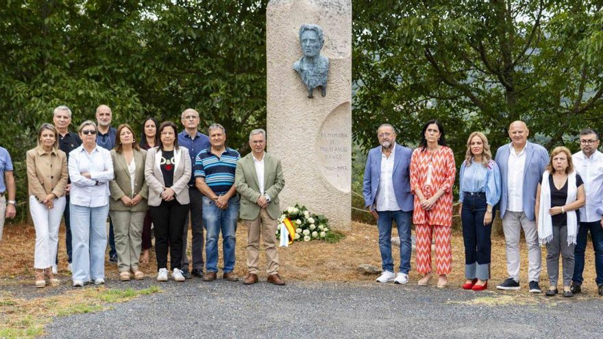 Luis Menor junto a Paula Prado y el resto de asistentes al homenaje. | FdV