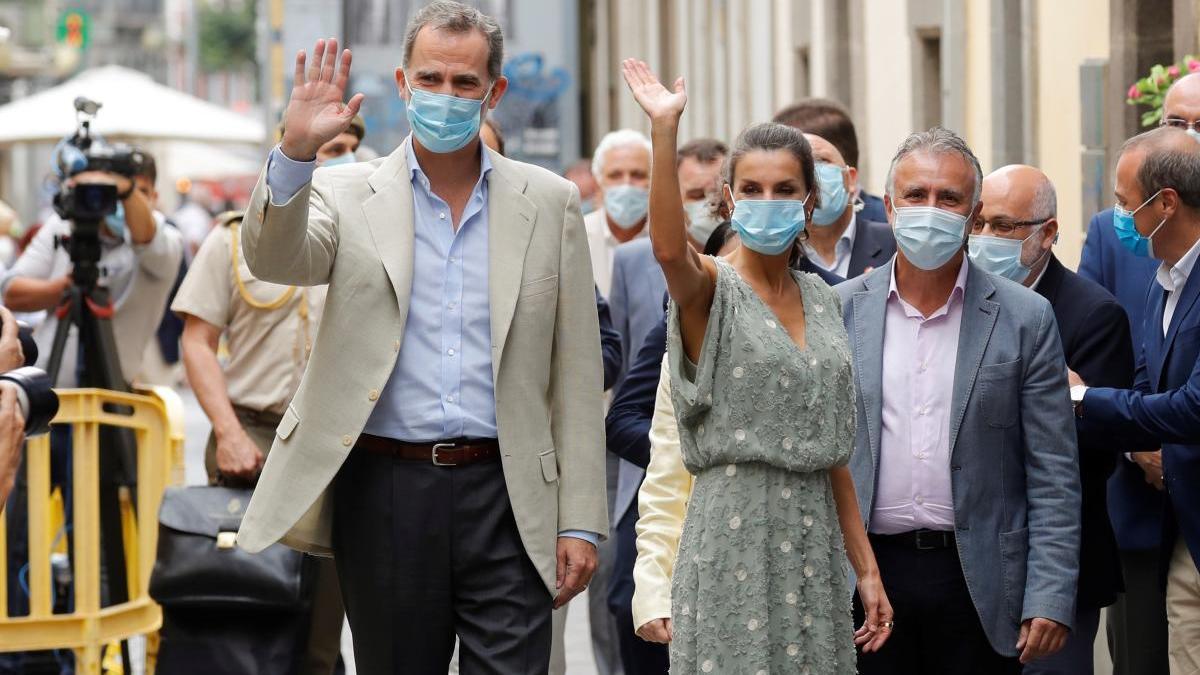 El rey Felipe VI (i) y la reina Letizia (c) a su llegada a la Casa-Museo Pérez Galdós junto al presidente de Canarias, Ángel Víctor Torres (d), en su visita a las Palmas de Gran Canaria, este martes.