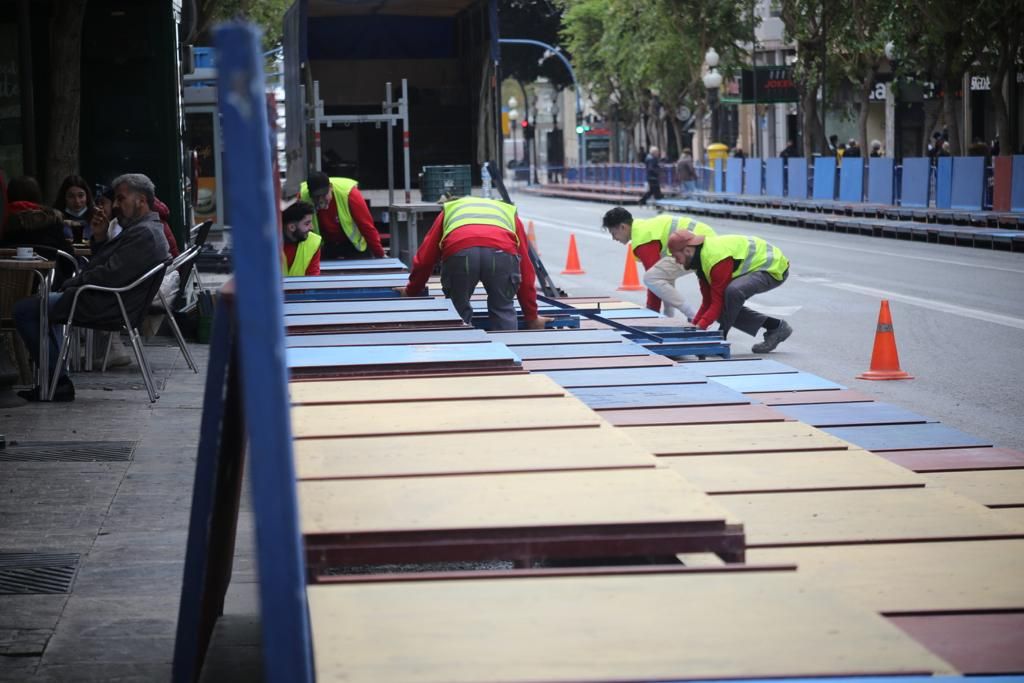 Montaje de la tribuna de Semana Santa en la Rambla de Alicante