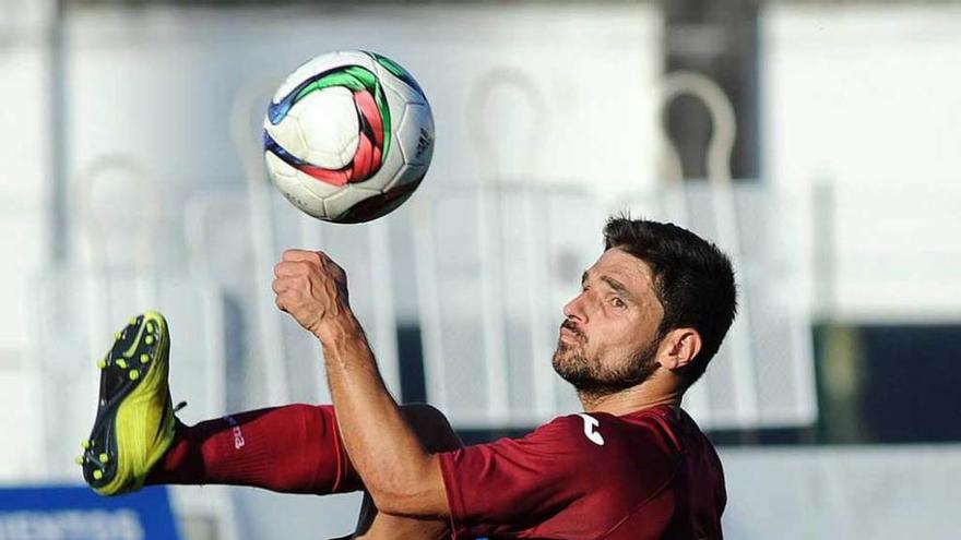 Jorge Rodríguez controla el balón en el Hermanos Antuña.