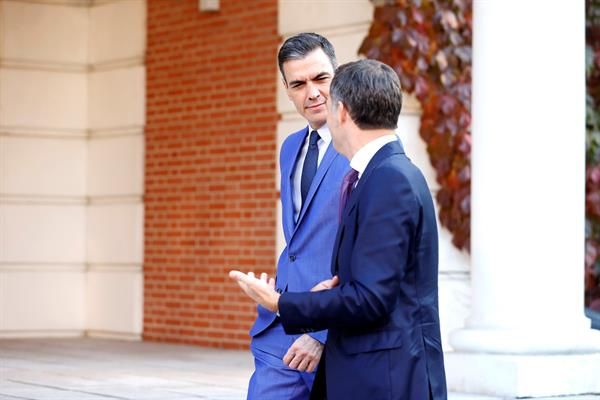 El presidente del Gobierno, Pedro Sánchez (i) conversa con el primer ministro de Bélgica, Alexander de Croo, durante la recepción ofrecida este lunes en el Palacio de la Moncloa, en Madrid