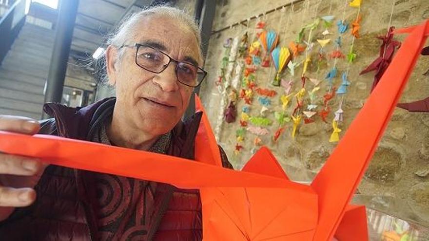 Jordi Pericot mostra una de les seves creacions d&#039;origami al Centre Cívic de Santa Eugènia.