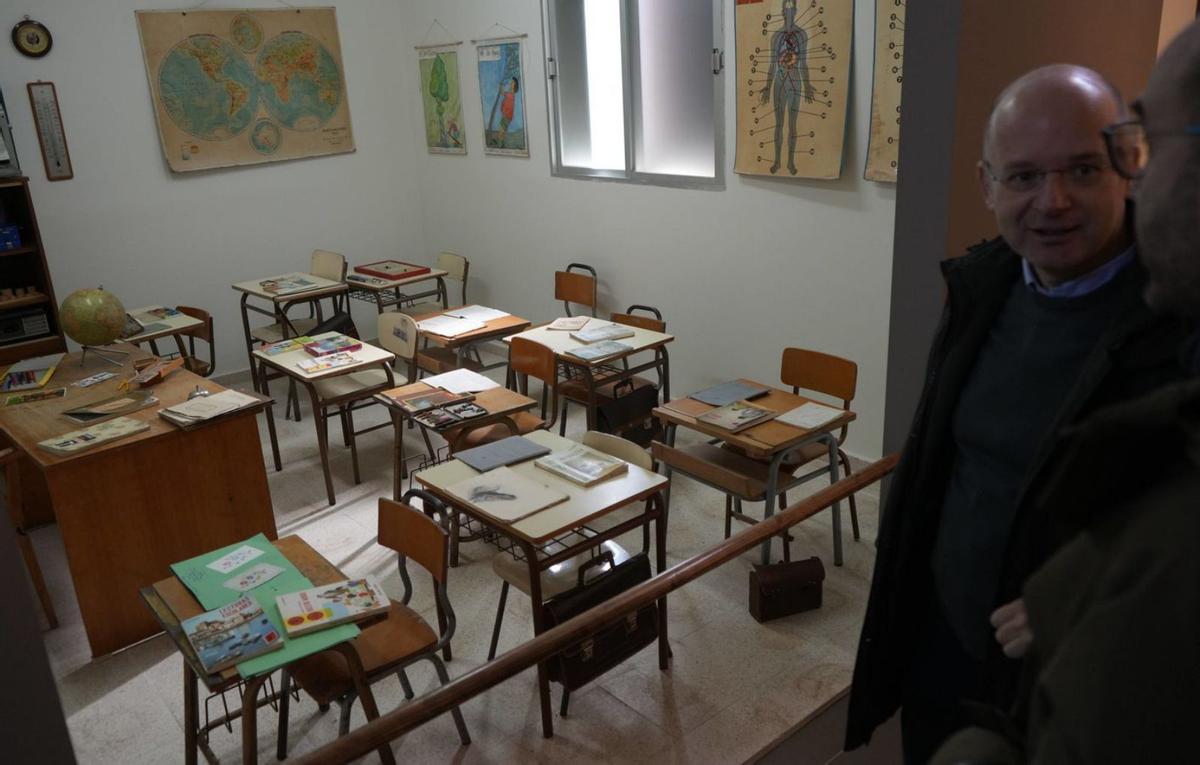 Una de las aulas más actuales recreadas en el museo, con detalles de material escolar, mapa y pósters. | JOSE LUIS FERNÁNDEZ