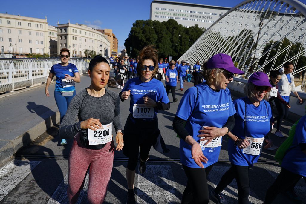 Imágenes del recorrido de la Carrera de la Mujer: avenida Pío Baroja y puente del Reina Sofía (I)