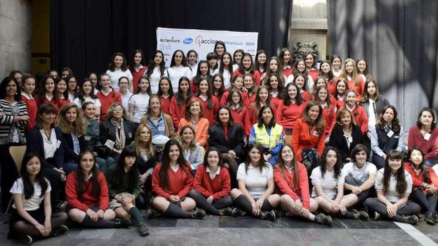 Alumnas del Codema posan junto a profesionales de distintos sectores, que ayer ejercieron como modelos inspiradores para ellas.