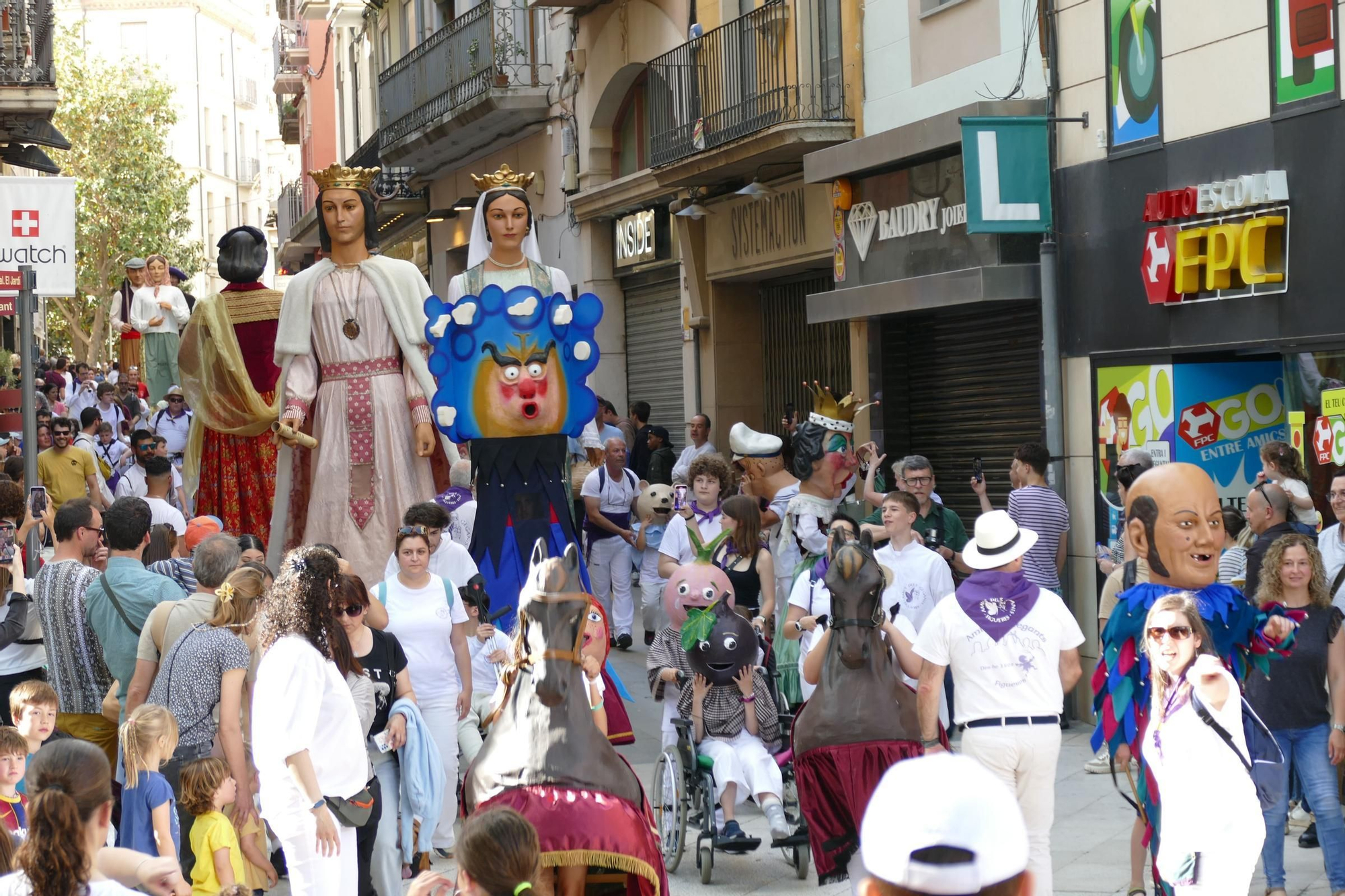La trobada gegantera de la Diada de Santa Creu celebra els 30 anys dels Amics dels Gegants de Figueres