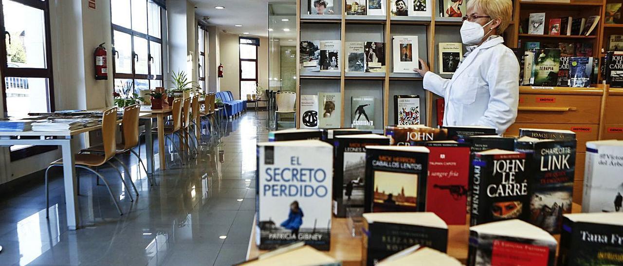 El interior de la biblioteca municipal de San Lázaro. | Julián Rus