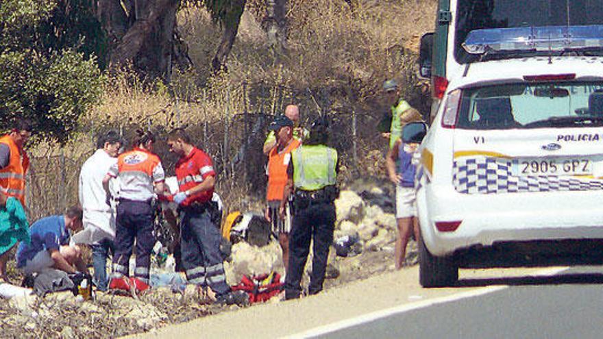 El personal de emergencias atiende a uno de los accidentados ayer en Artà.