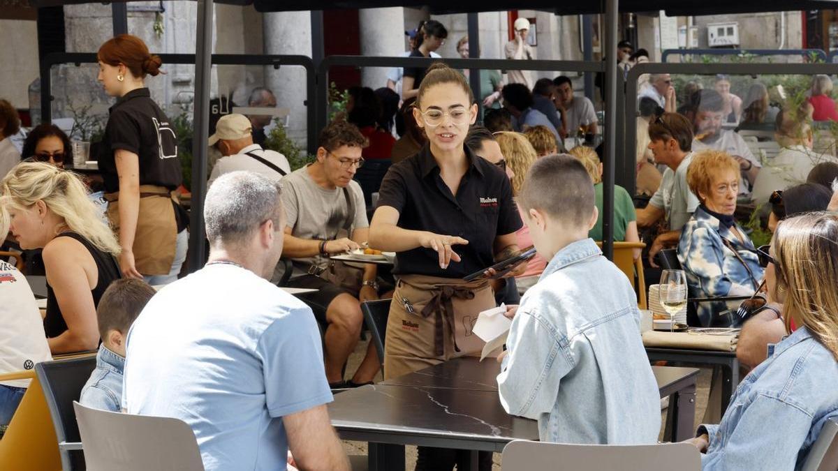 Turistas en una terraza en la Praza da Constitución de Vigo.