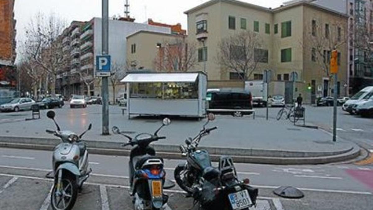 Chaflán de la esquina Paral·lel-Borrell que se convertirá en plaza, ayer.