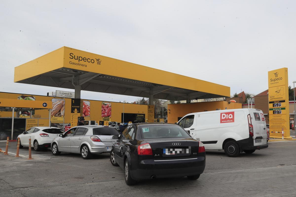 Varios vehículos hacen cola en una gasolinera de Madrid.