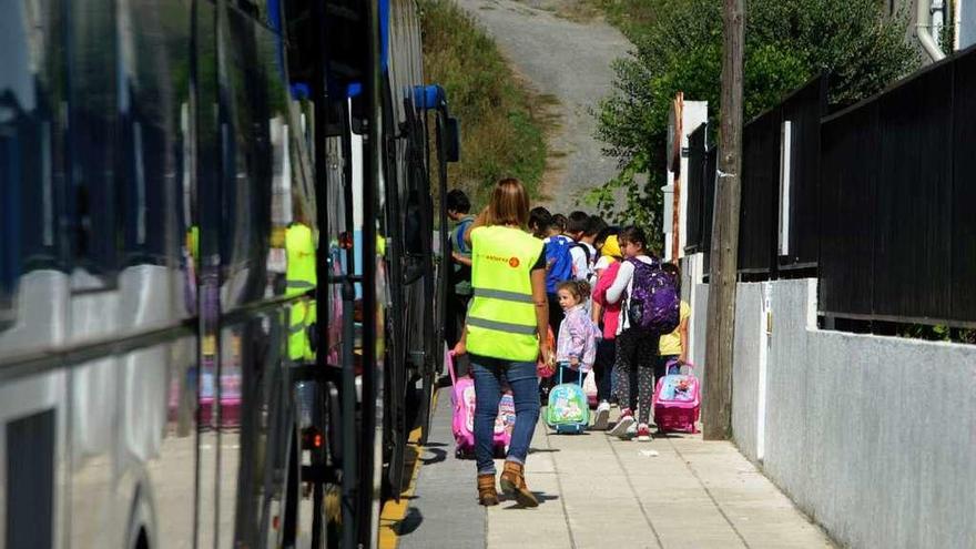 El servicio del autobús escolar en el colegio público de Carril. // Iñaki Abella