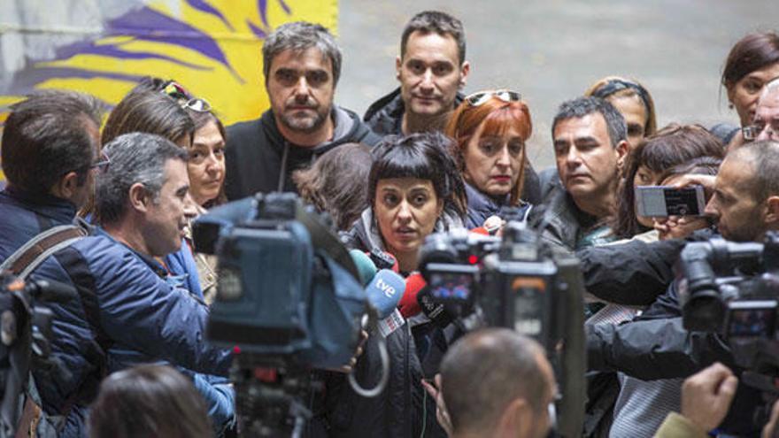 Anna Gabriel, en el centro, tras la suspensión en Vitoria. // Reuters