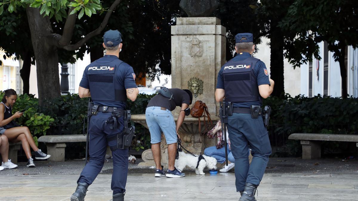 Agentes de la Policía Nacional patrullan en fallas por València.