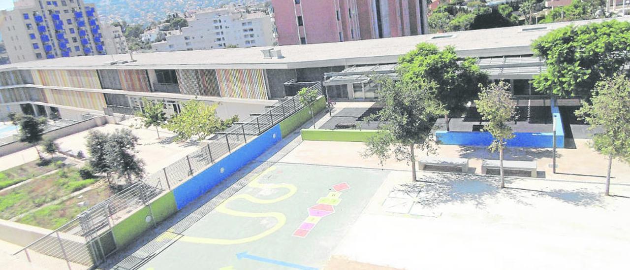 Un colegio público prohíbe cambiar cromos y jugar a la peonza en el patio