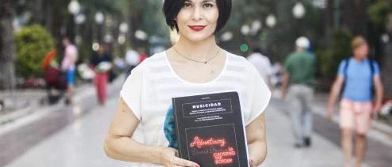 Cande Sánchez, profesora de la UA, con su tesis doctoral en mano.